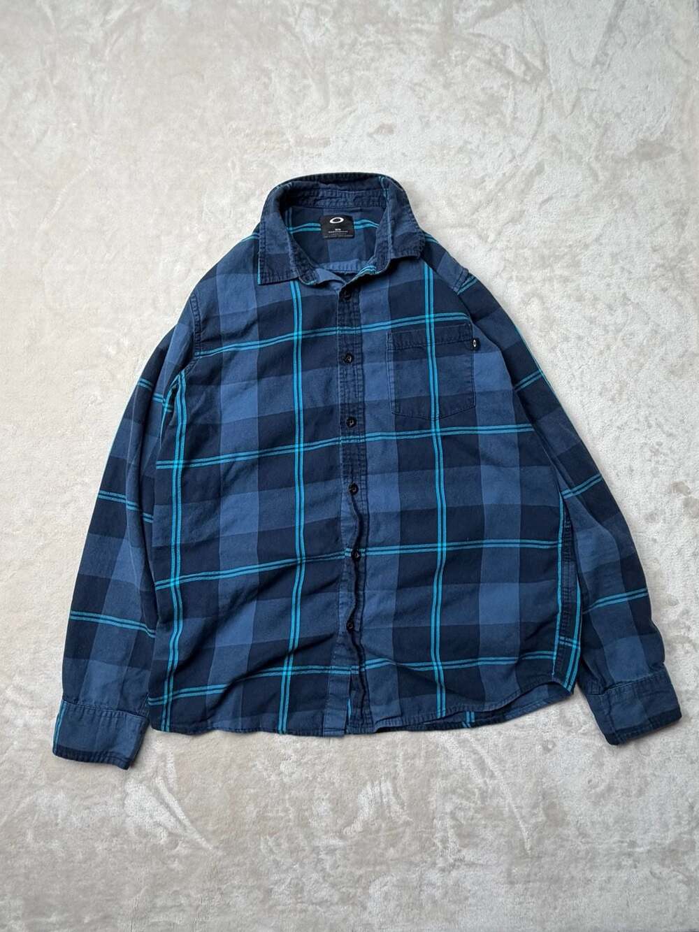 Oakley Plaid Flannel Button Up Shirt Size M Regular Fit Blue Long Sleeve